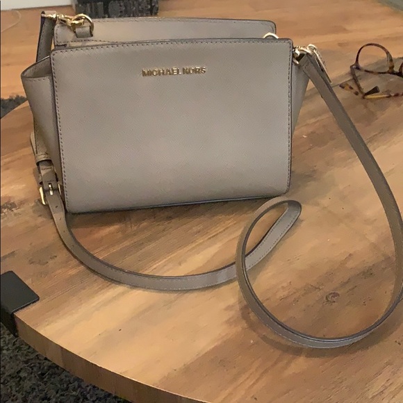 Michael Kors Handbags - Michael Kors medium Selma crossbody